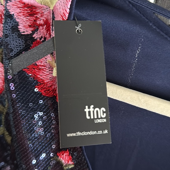 Gorgeous sequins dress with flowers. Head turning piece. NWT. Size 6. - Picture 5 of 6